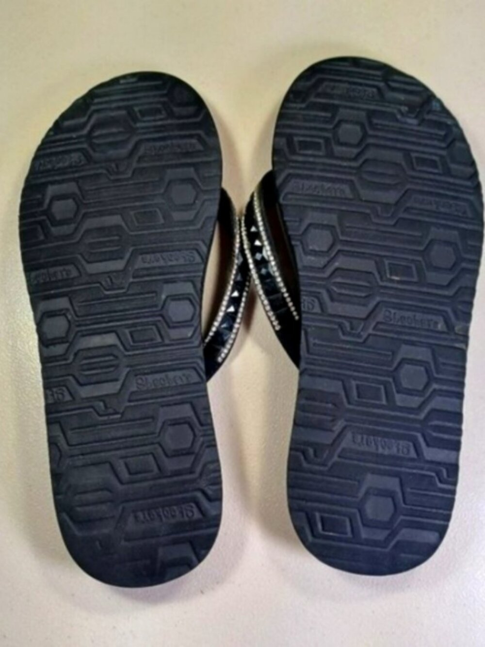 Skechers womens black Yoga Foam studded flip flop sandals 8 M - Picture 2 of 6